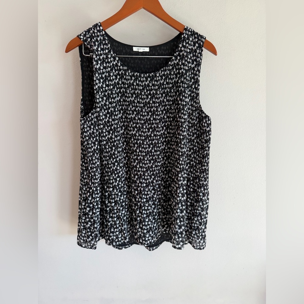 Pleione Black and White Floral Sleeveless Blouse